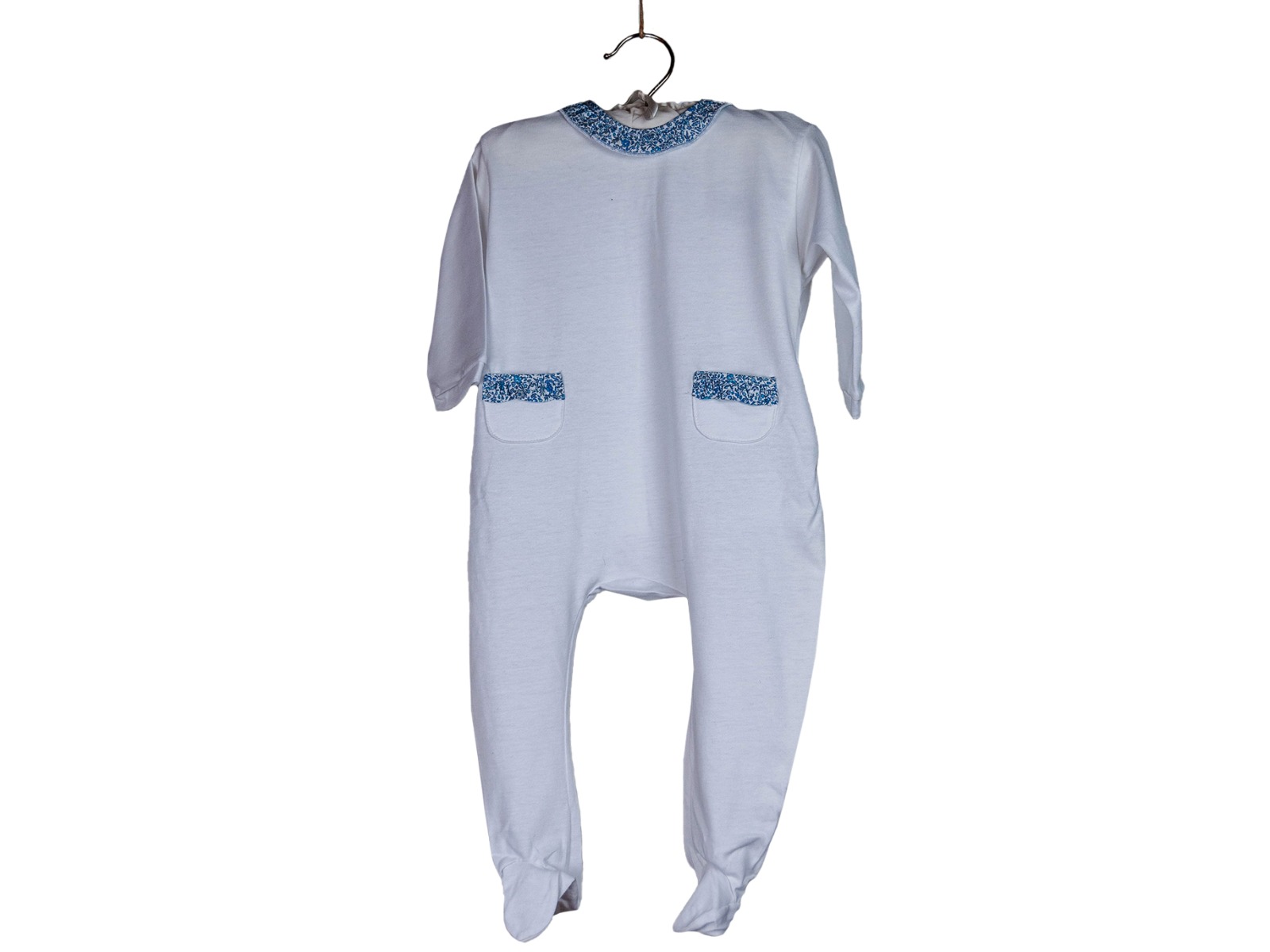 Siebaneck, i pigiami artigianali italiani: - Neonato - mod.Chiara bianca con fiori liberty azzurri
